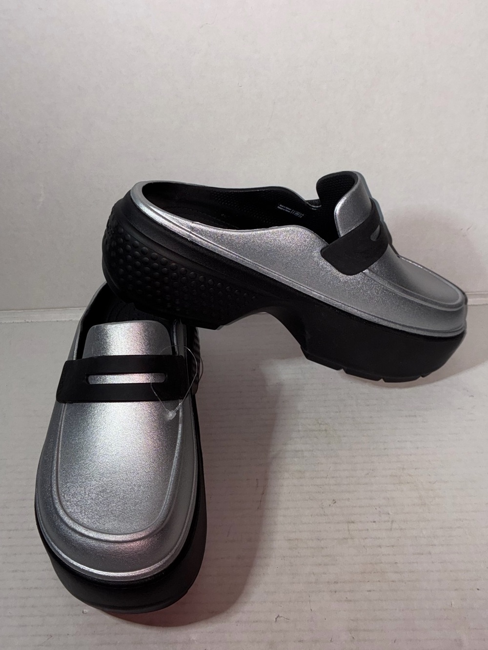 NWOT  CROCS Metallic Silver Platform Clogs with Black Sole Wom Sz 10 Men Sz 8